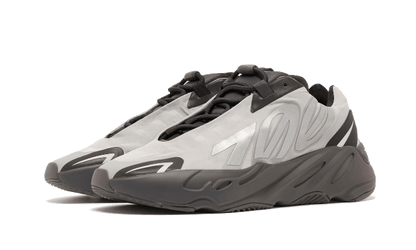 yeezy-700-mnvn-metallic-basketsold