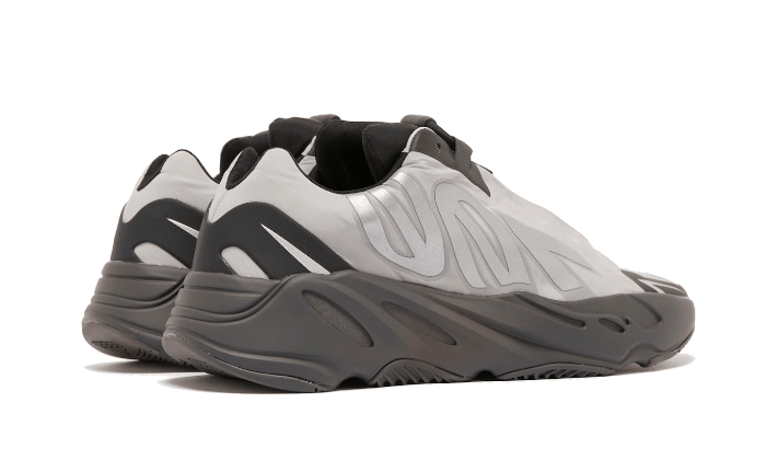 yeezy-700-mnvn-metallic-basketsold