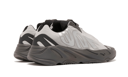 yeezy-700-mnvn-metallic-basketsold