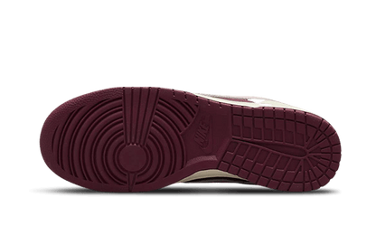 dunk-low-retro-prm-valentines-day-2023-basketsold