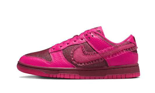 dunk-low-valentines-day-2022-basketsold