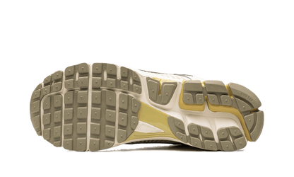 zoom-vomero-5-light-bone-medium-olive-basketsold